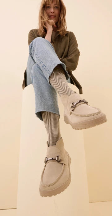 Woman with beige BÄR slippers