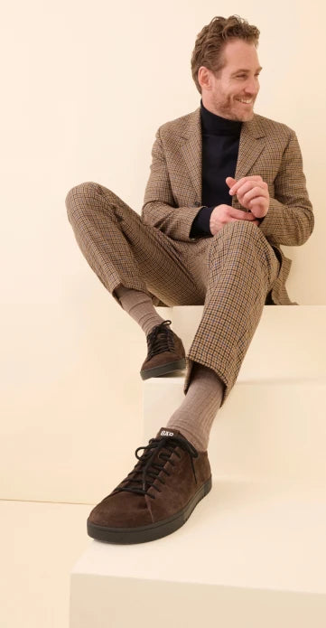 Model with brown BÄR lace-up shoes