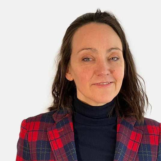 Porträt einer Frau in einem karierten Blazer