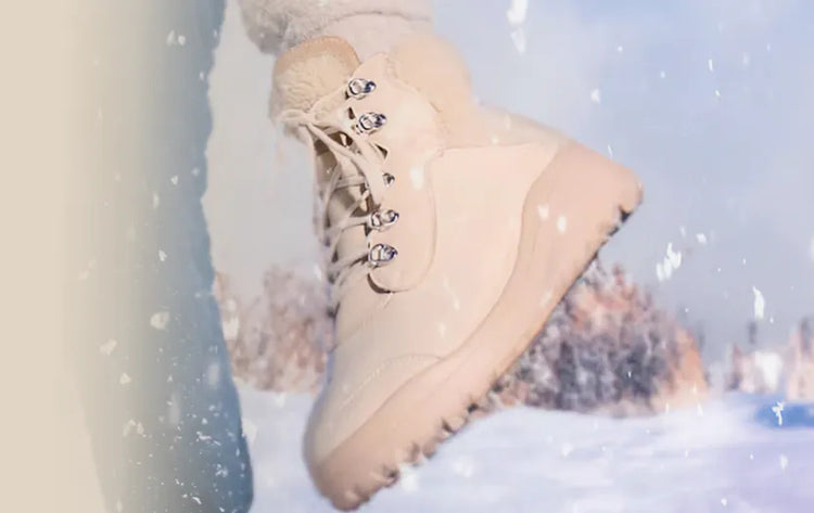 Une paire de chaussures en peau d'agneau dans la neige, adaptées aux femmes et aux hommes, avec un paysage hivernal en arrière-plan